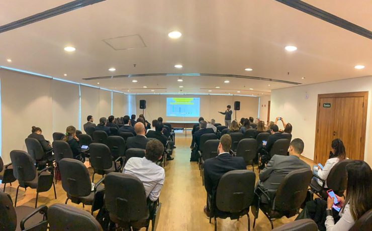Convidados assistindo à palestra FESA Insights: as oportunidades vindas da China