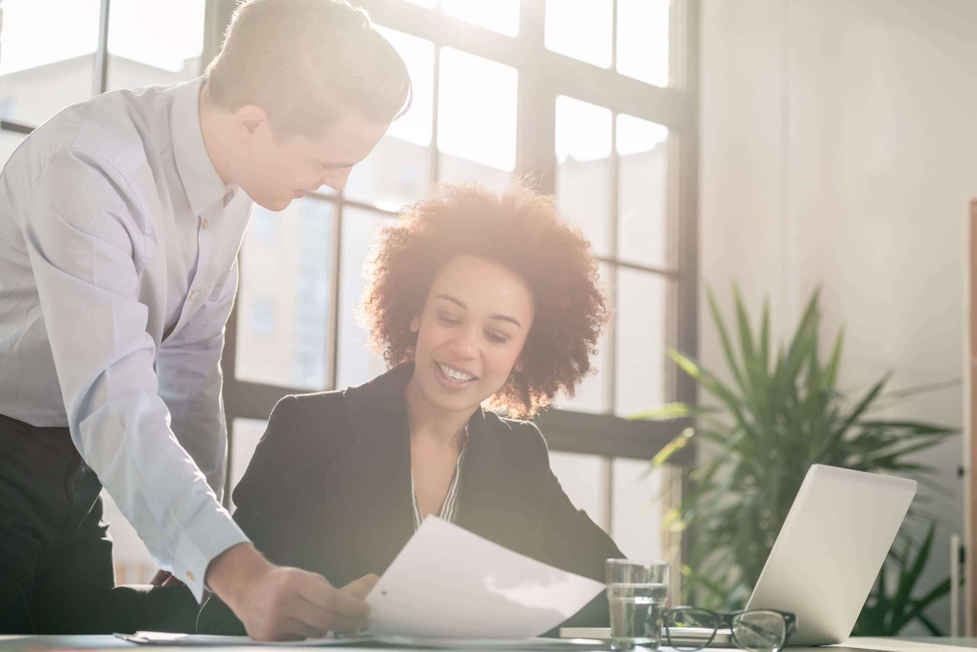 Colaboradora recebendo feedback construtivo