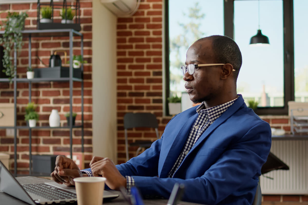 Headhunter analisando indicadores de recrutamento e seleção