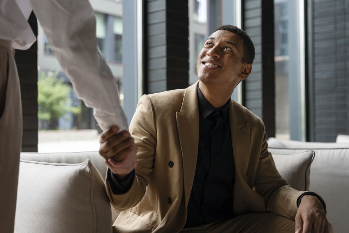 Homem sendo recebido por recrutador que se utiliza das boas práticas de candidate experience