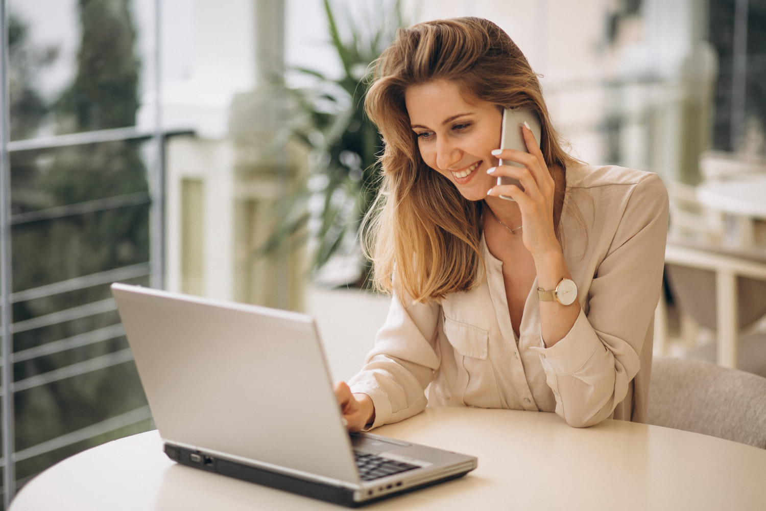 Profisisonal de RH passando ao candidato o employee value proposition da empresa