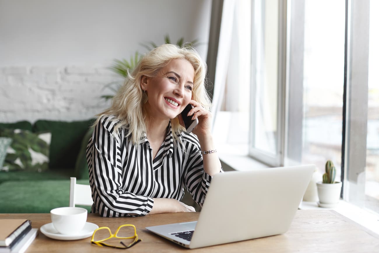 Headhunter de consultoria de executive search ao telefone com candidato