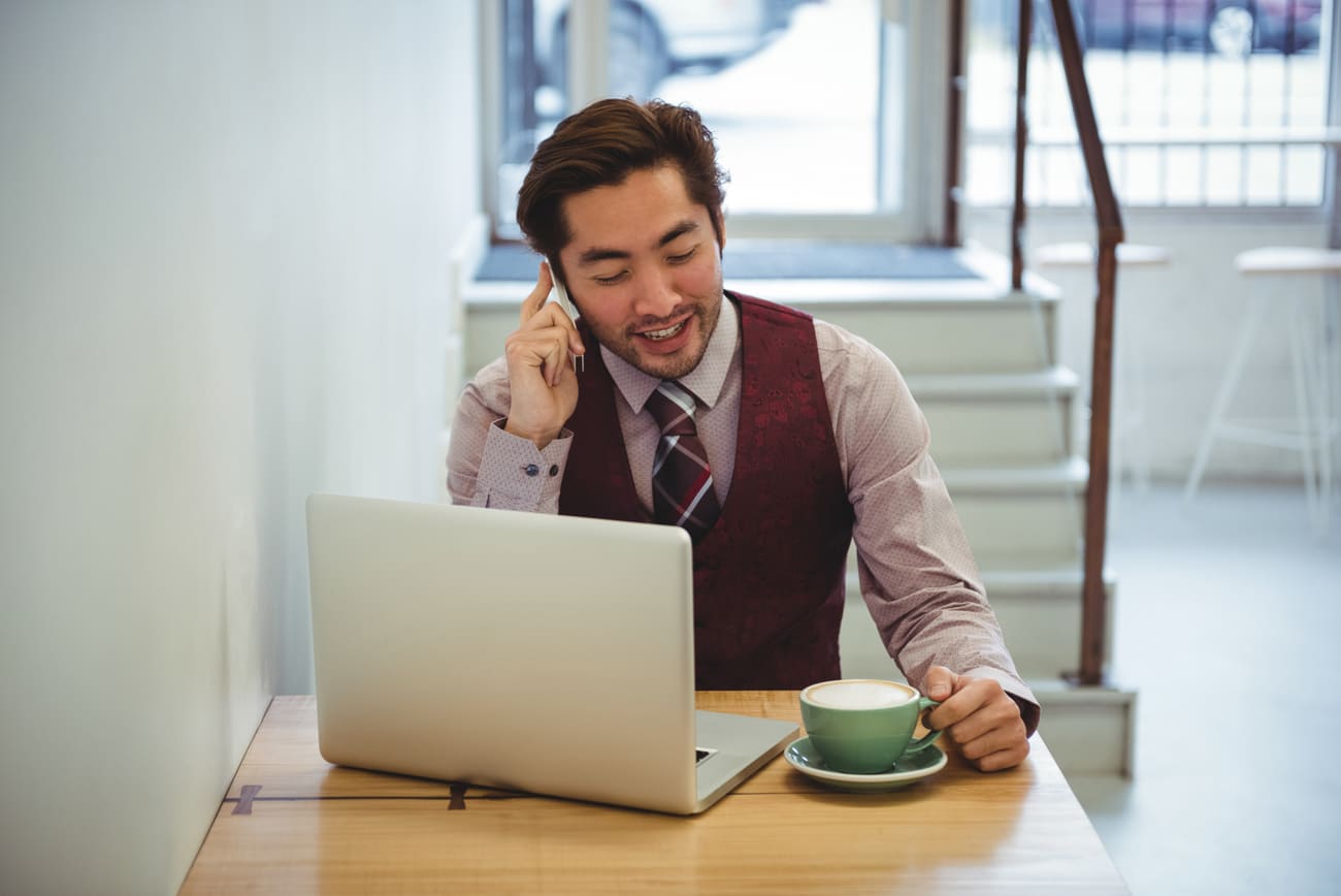 Profissional executivo feliz ao telefone simbolizando o engajamento de candidatos no processo seletivo