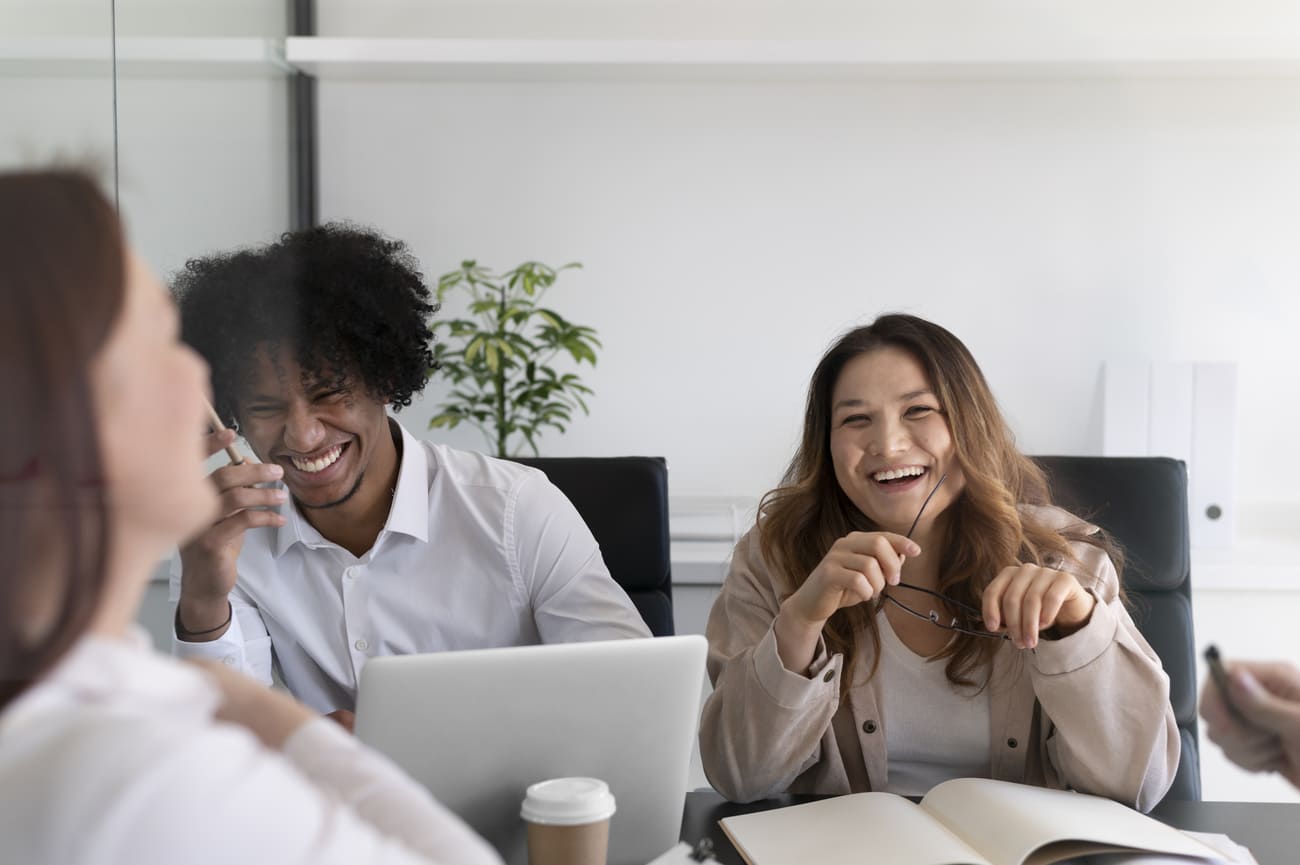 Colaboradores felizes trabalhando em uma empresa que aplica as boas práticas de saúde mental no trabalho
