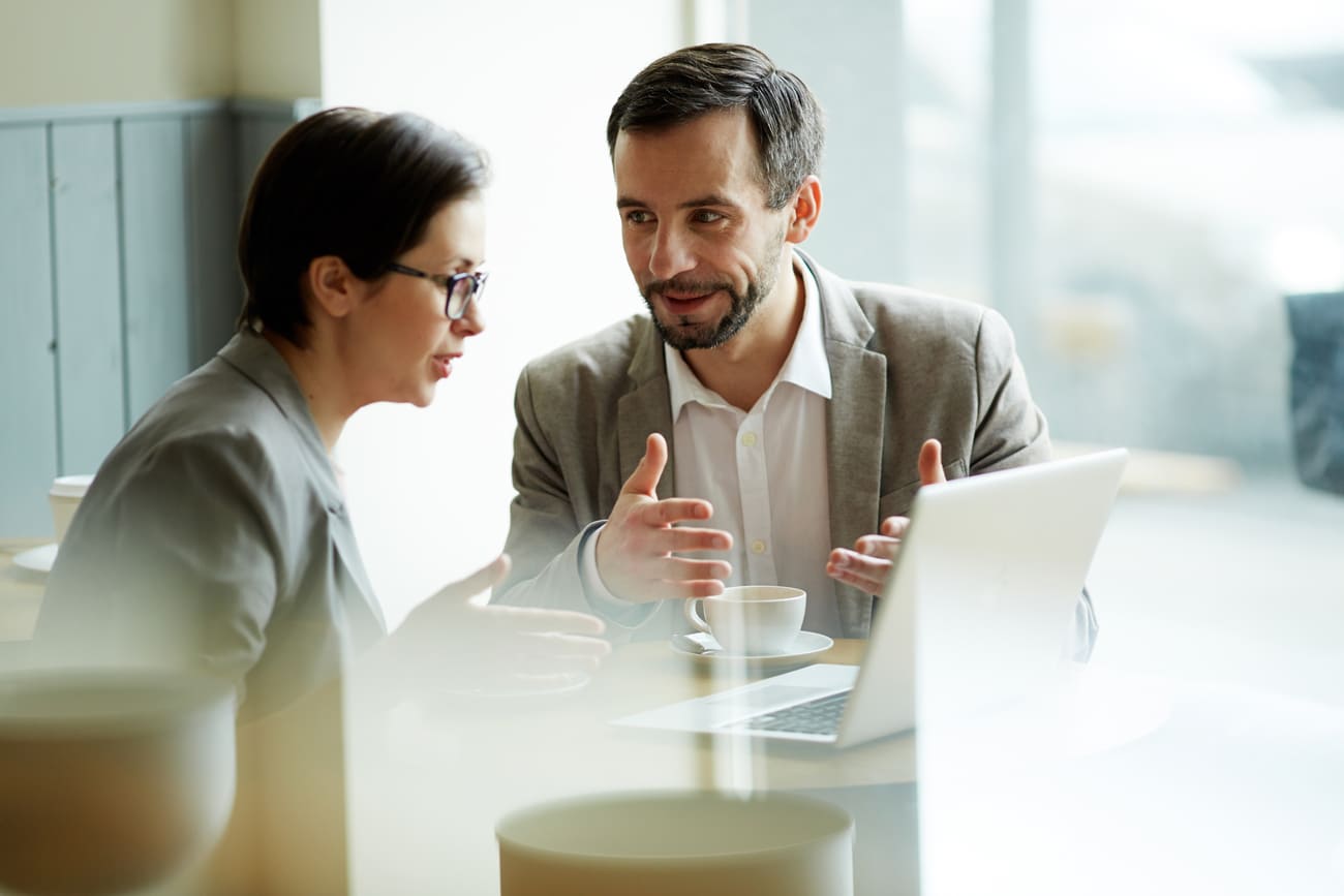 Gestor aplicando feedback em colaboradora da empresa