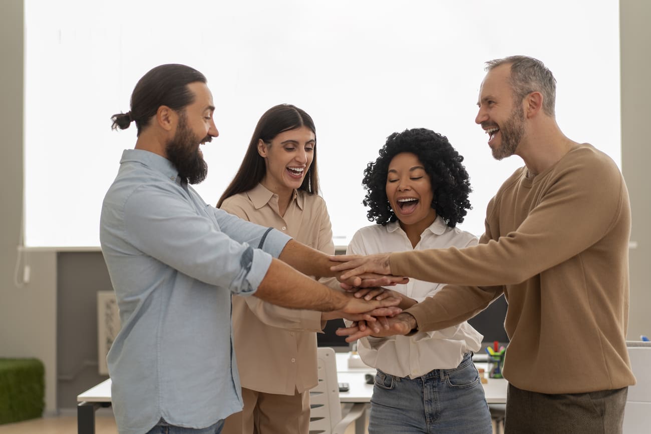Time desfrutando de um bom clima organizacional, um dos benefícios da diversidade e inclusão