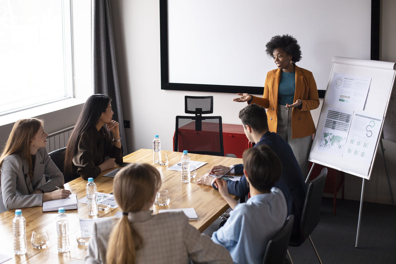 Colaboradores passando por um programa de desenvolvimento de líderes