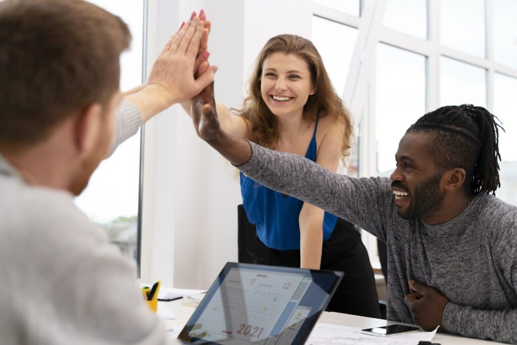 Equipe feliz e engajada em um ambiente de trabalho que valoriza e prioriza sua segurança psicológica