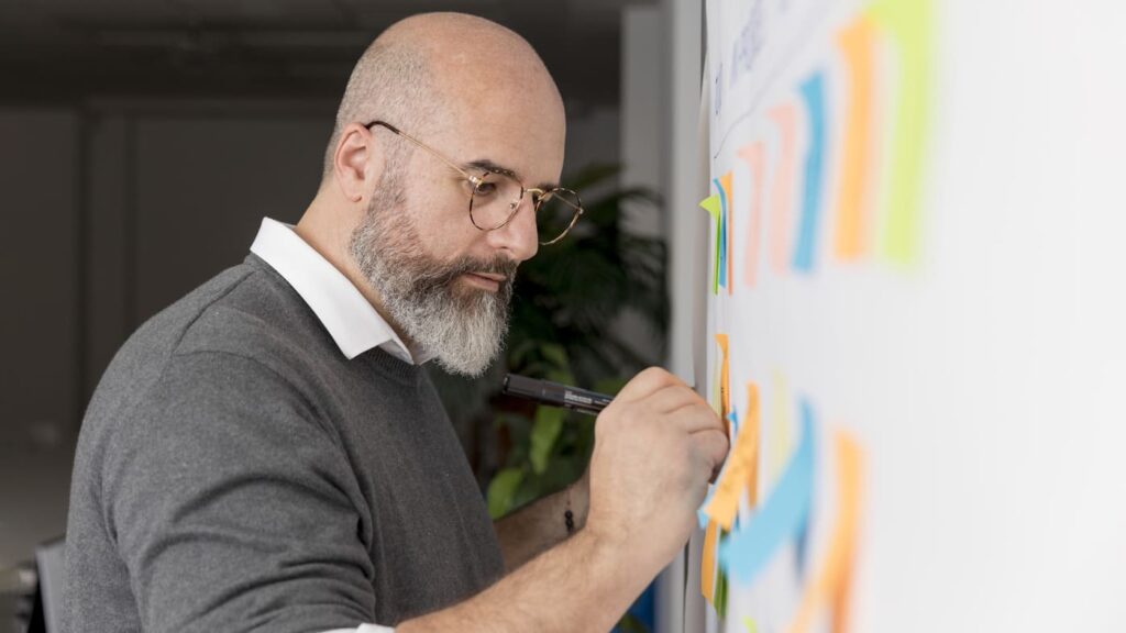 Homem criando em um ambiente de trabalho inovador