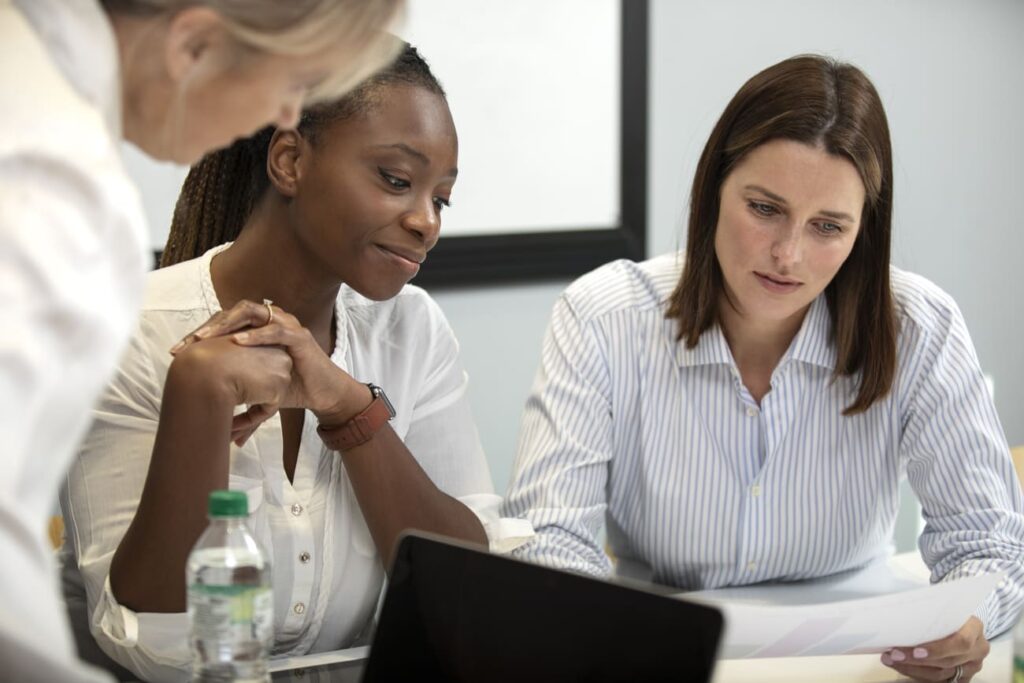 Mulheres discutindo projeto de intraempreendedorismo feminino