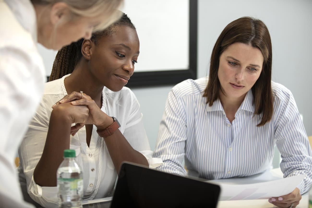 Mulheres discutindo projeto de intraempreendedorismo feminino