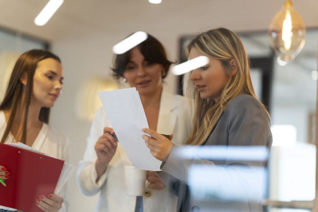 Mulheres conversando sobre projeto exercendo os pilares da inteligência emocional