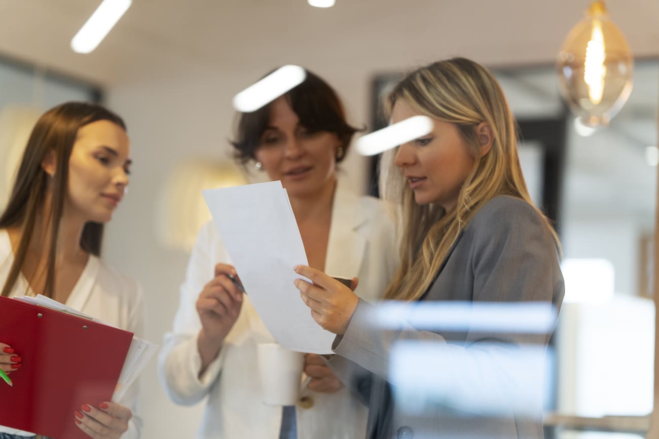 Mulheres conversando sobre projeto exercendo os pilares da inteligência emocional