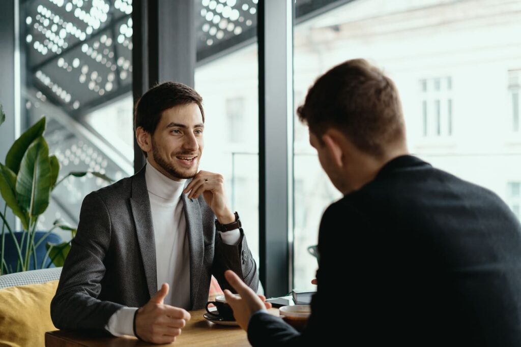 Sócios conversando após se conectarem seguindo as boas práticas de networking para executivos