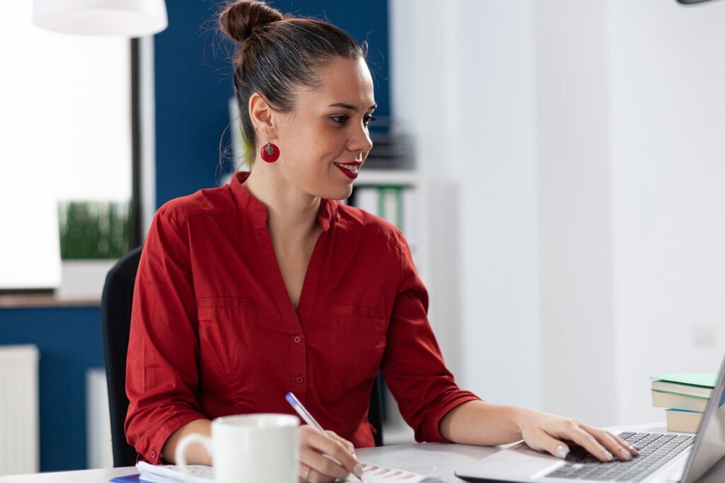 Colaboradora passando por um processo de upskilling e reskilling