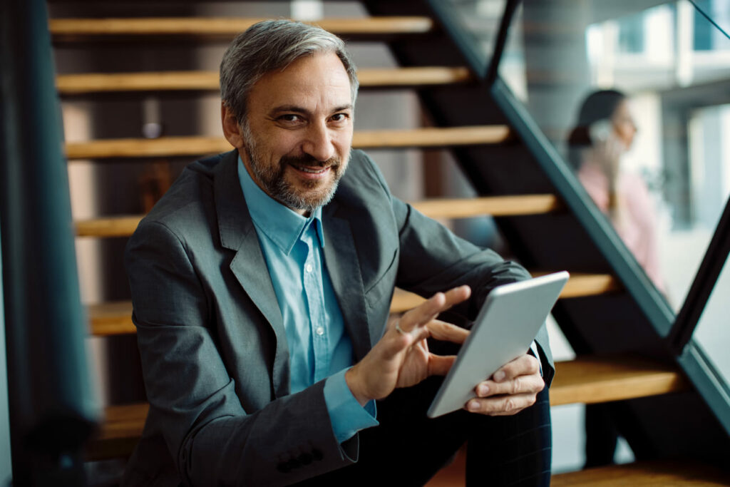 Homem fazendo uso de tecnologia no recrutamento executivo
