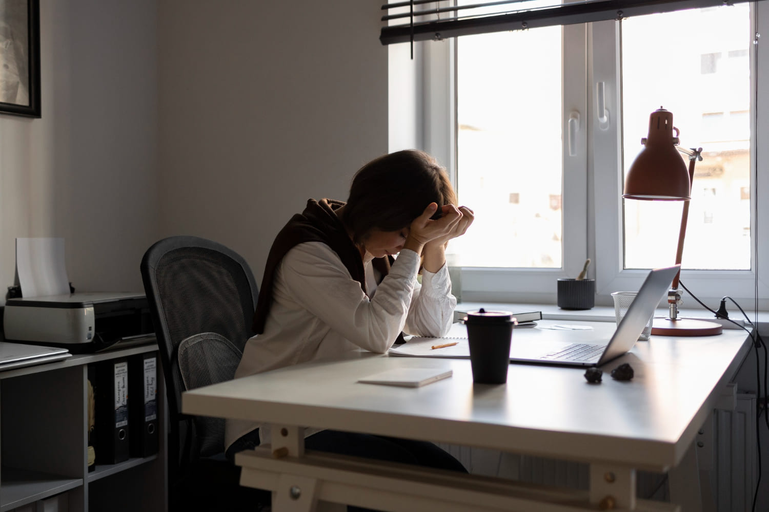Mulher em posição de liderança com sintomas de esgotamento mental