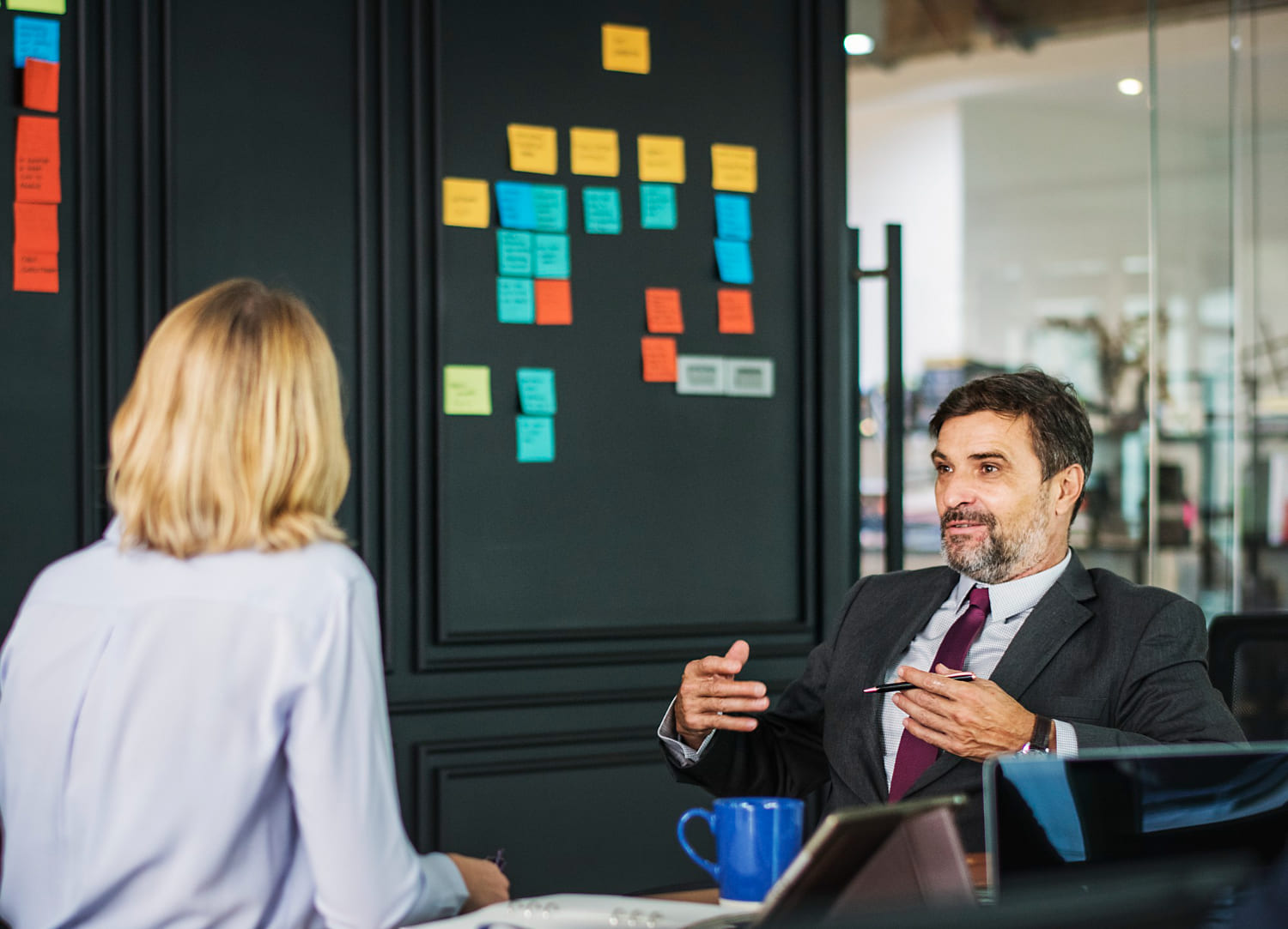 Gestores adeptos da liderança adaptativa conversando